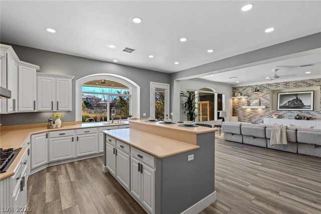 9421 Queen Charlotte Drive, Las Vegas, NV 89145