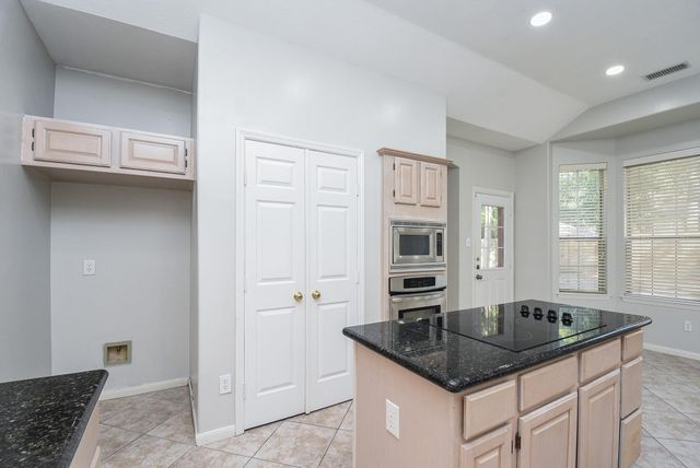 202 W Sterling Pond Circle, The Woodlands, TX 77382