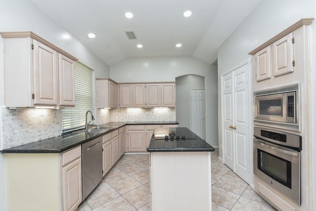 202 W Sterling Pond Circle, The Woodlands, TX 77382