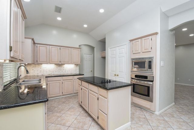 202 W Sterling Pond Circle, The Woodlands, TX 77382