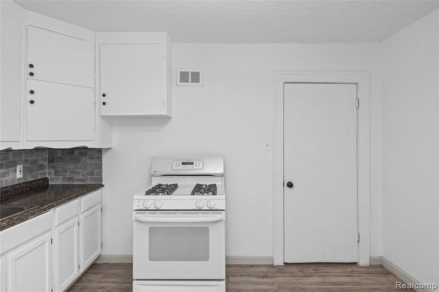 28042 Maple Street, Roseville, MI 48066