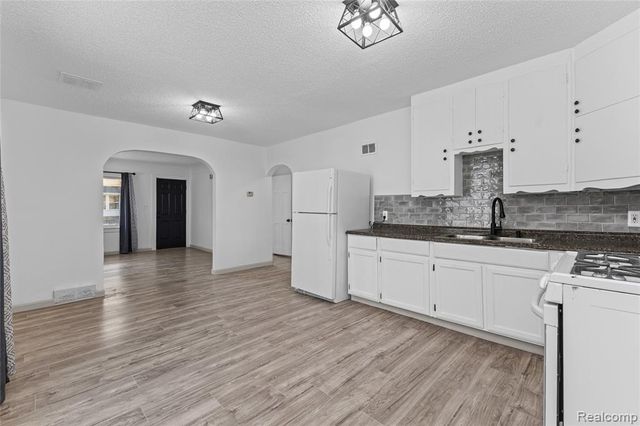 28042 Maple Street, Roseville, MI 48066