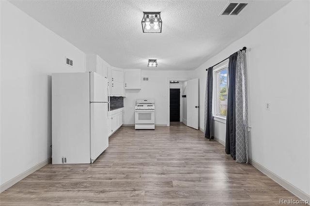 28042 Maple Street, Roseville, MI 48066
