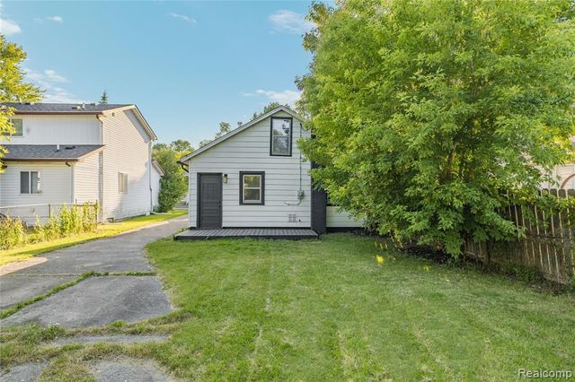 28042 Maple Street, Roseville, MI 48066