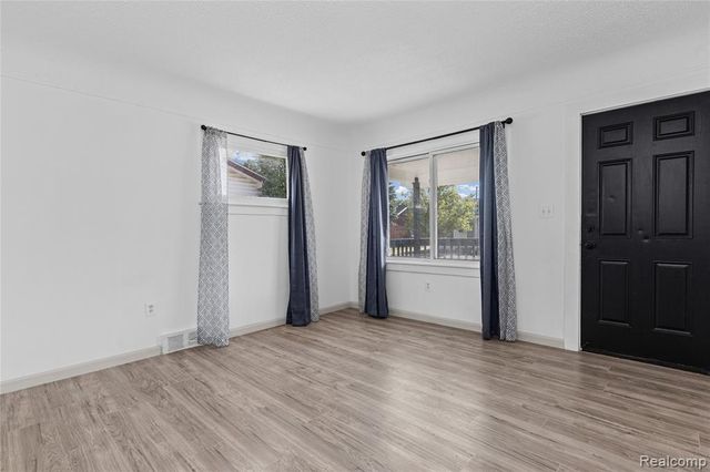 28042 Maple Street, Roseville, MI 48066