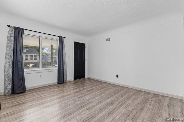 28042 Maple Street, Roseville, MI 48066