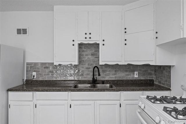 28042 Maple Street, Roseville, MI 48066