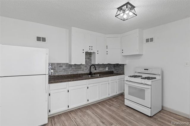 28042 Maple Street, Roseville, MI 48066
