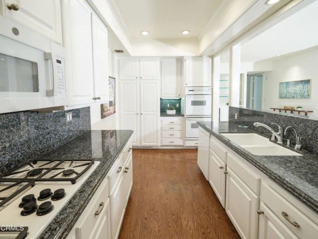 1260 S Beverly Glen Boulevard 104, Los Angeles, CA 90024