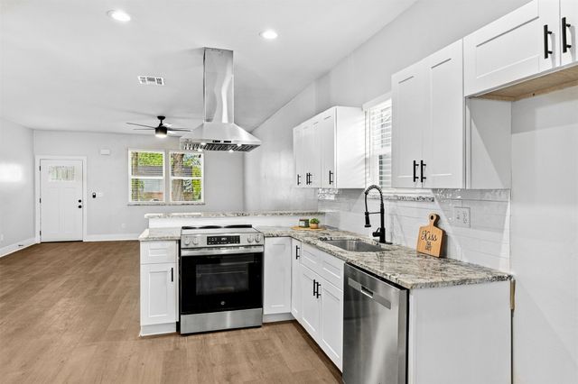 8944 E 3rd Place E, Tulsa, OK 74112