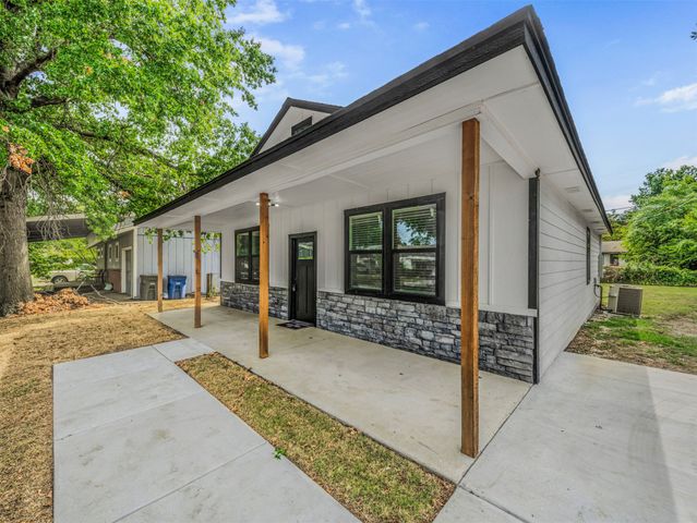 8944 E 3rd Place E, Tulsa, OK 74112