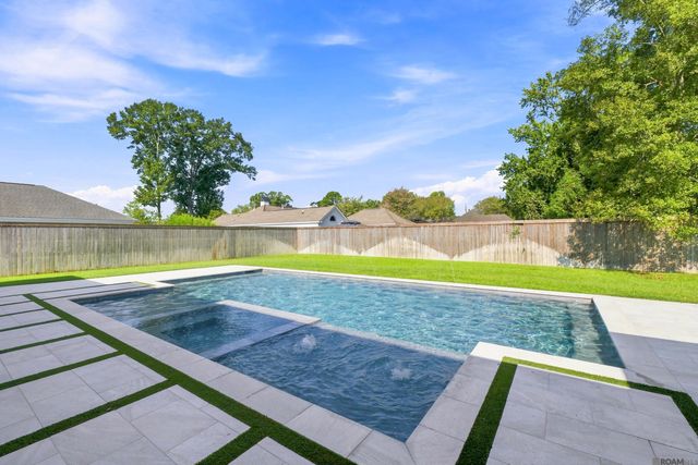 8228 Oakridge Dr, Baton Rouge, LA 70810