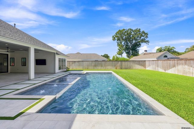 8228 Oakridge Dr, Baton Rouge, LA 70810