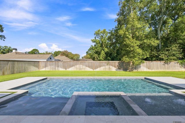 8228 Oakridge Dr, Baton Rouge, LA 70810