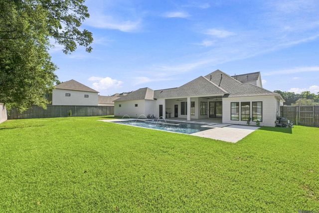 8228 Oakridge Dr, Baton Rouge, LA 70810