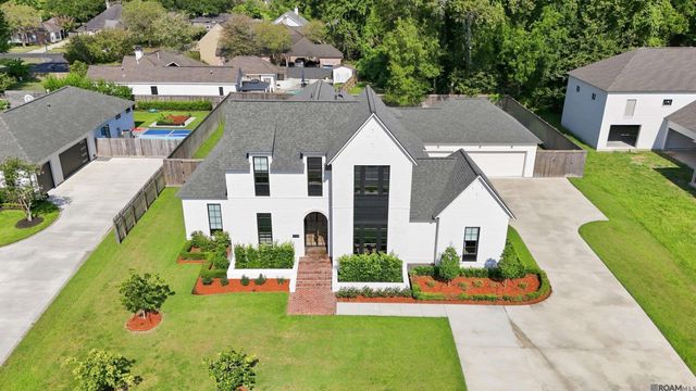 8228 Oakridge Dr, Baton Rouge, LA 70810