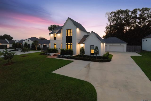 8228 Oakridge Dr, Baton Rouge, LA 70810