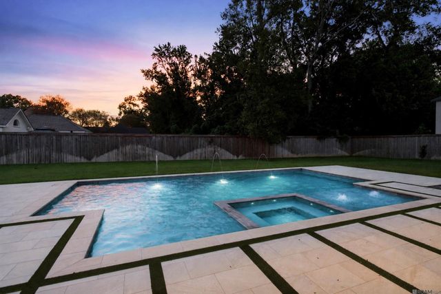 8228 Oakridge Dr, Baton Rouge, LA 70810