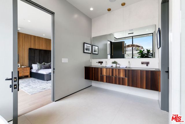 434 N Flores Street, Los Angeles, CA 90048