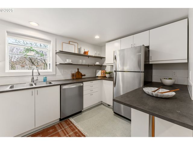 6416 S CORBETT Ave, Portland, OR 97239