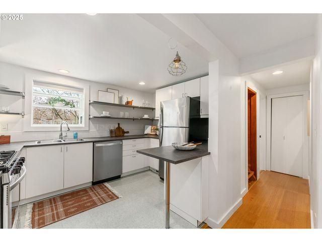 6416 S CORBETT Ave, Portland, OR 97239