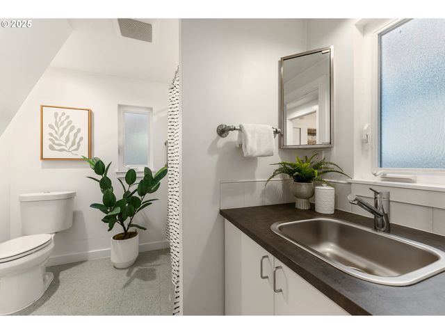 6416 S CORBETT Ave, Portland, OR 97239