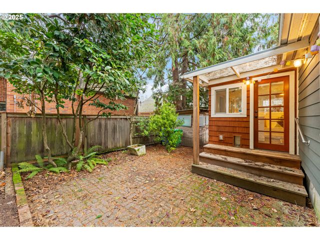 6416 S CORBETT Ave, Portland, OR 97239