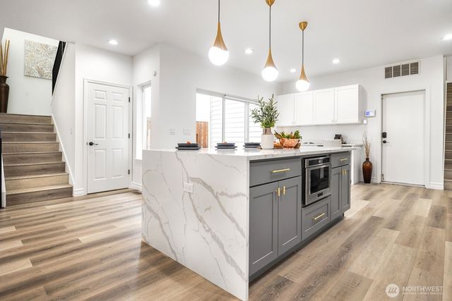 11870 SE 5th Street, Bellevue, WA 98005