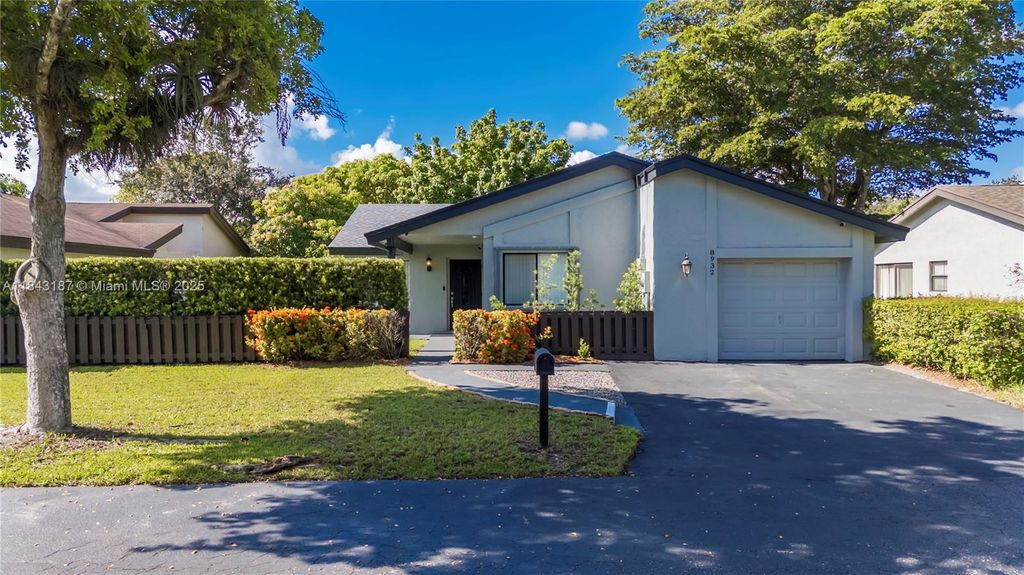 8932 NW 9th Pl, Plantation, FL 33324