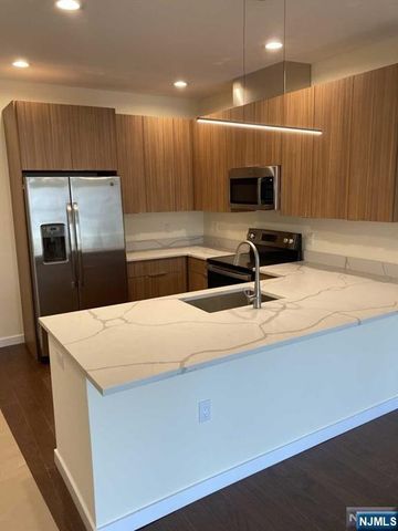 209 Oakdene Place 402, Cliffside Park, NJ 07010