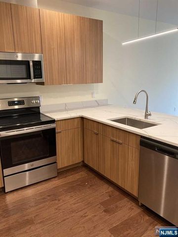 209 Oakdene Place 402, Cliffside Park, NJ 07010