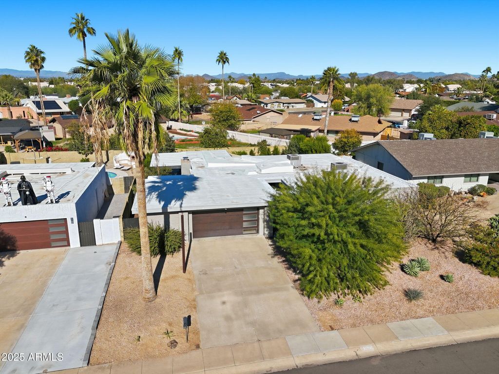 Image 1 of property listing at 912 W PORT AU PRINCE Lane, Phoenix, AZ 85023