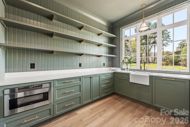 221 N Canterbury Road, Charlotte, NC 28211