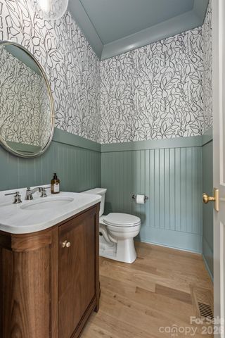 221 N Canterbury Road, Charlotte, NC 28211