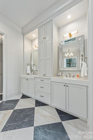 221 N Canterbury Road, Charlotte, NC 28211