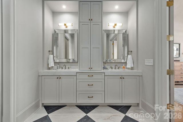 221 N Canterbury Road, Charlotte, NC 28211