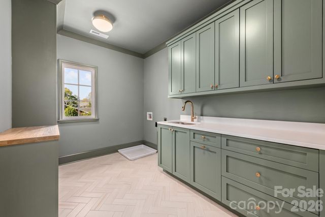 221 N Canterbury Road, Charlotte, NC 28211