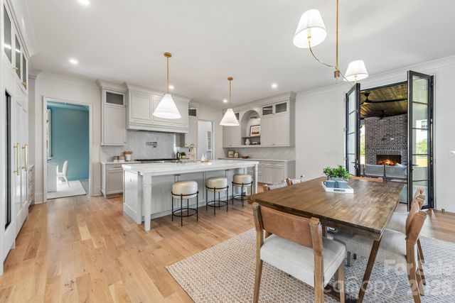 221 N Canterbury Road, Charlotte, NC 28211