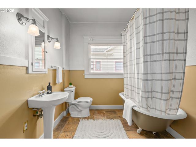 972 MADISON St, Eugene, OR 97402