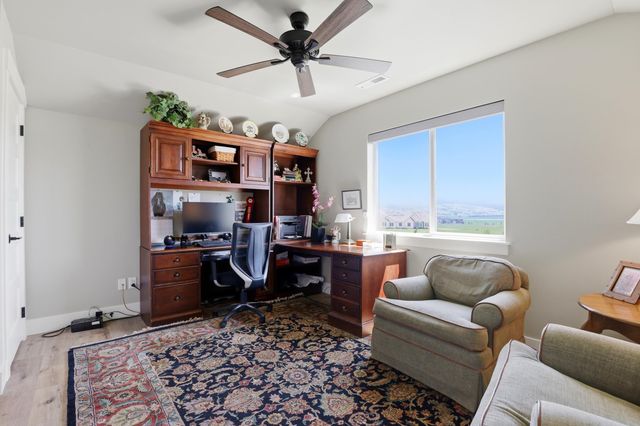2329 S Rodeo Dr, Greenacres, WA 99016