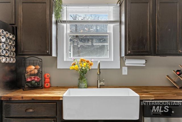 1615 Fillmore St, Caldwell, ID 83605