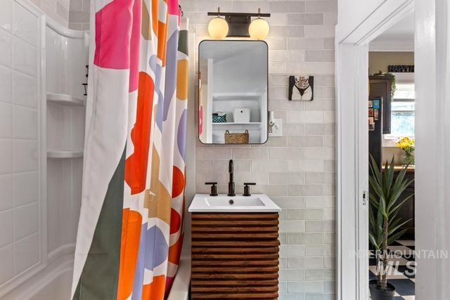 1615 Fillmore St, Caldwell, ID 83605