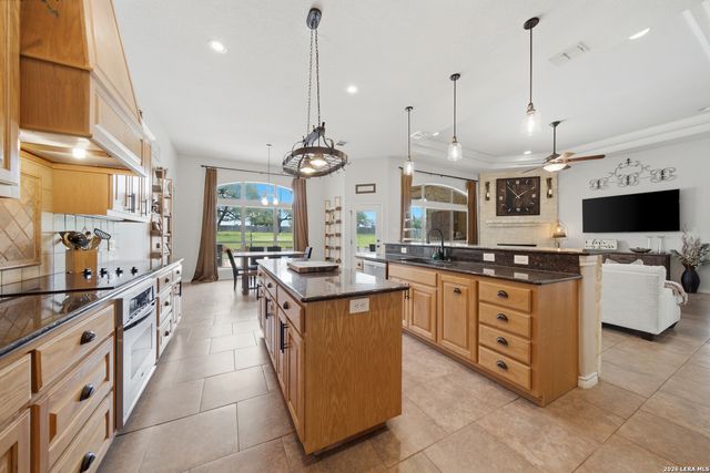 152 CIRCLE SIX DR, La Vernia, TX 78121