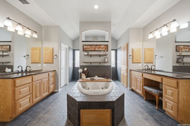 152 CIRCLE SIX DR, La Vernia, TX 78121