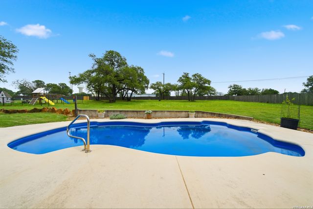 152 CIRCLE SIX DR, La Vernia, TX 78121