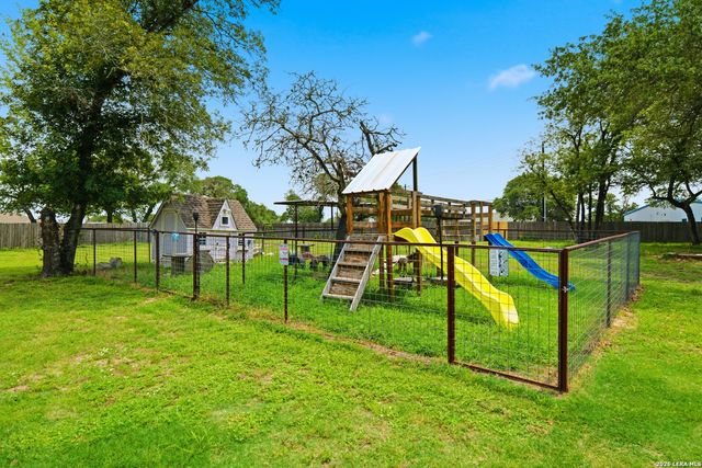 152 CIRCLE SIX DR, La Vernia, TX 78121
