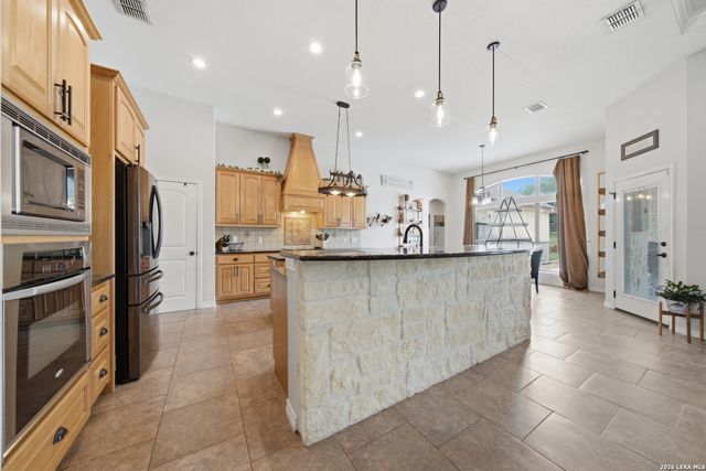 152 CIRCLE SIX DR, La Vernia, TX 78121