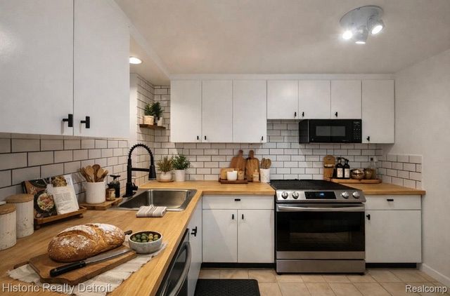 1300 E Lafayette 1008, Detroit, MI 48207