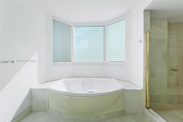 300 S Pointe Dr 405, Miami Beach, FL 33139