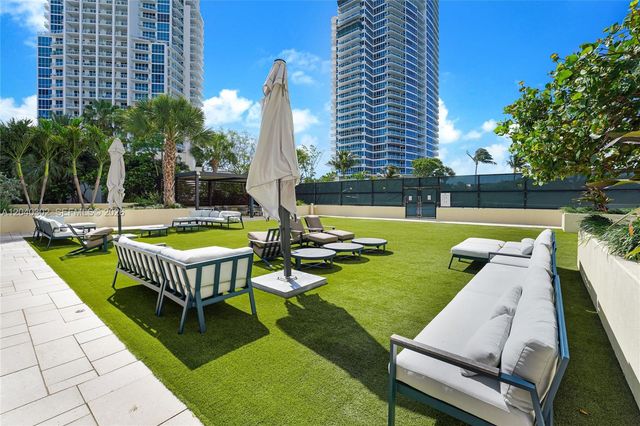 300 S Pointe Dr 405, Miami Beach, FL 33139